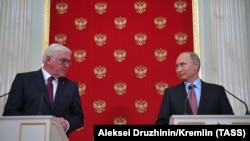 Спільна прес-конференція президентів Німеччини Франка-Вальтера Штайнмаєра (л) та Росії Володимира Путіна, Москва, 25 жовтня 2017 року