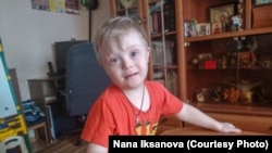 Пятилетний Саша Елеев с диагнозом «синдром Дауна».
