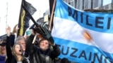 خاویر میلی با «اره برقی» نمادین؛ آزادی رسانه‌ها در آرژانتین در دوران رئیس‌جمهور کنونی محدودتر شده است