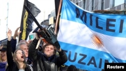 خاویر میلی با «اره برقی» نمادین؛ آزادی رسانه‌ها در آرژانتین در دوران رئیس‌جمهور کنونی محدودتر شده است