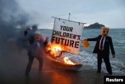 Protest al activiștilor de mediu pe plaja Marazion, Cornwall, Marea Britanie, 5 iunie 2021, înaintea summitului G7 din Golful Carbis, Cornwall
