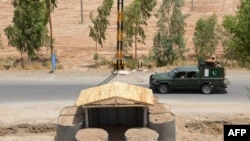 په بنو کې د پوځ یو ګاډی پر سړک له یوې مورچې سره نېږدې تېرېږي - انځور له ارشیفه. 