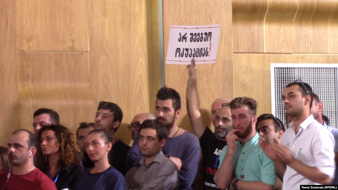 В ходе встреч с избирателями Саломе Зурабишвили столкнулась с акциями протеста