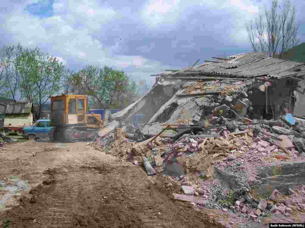 Neki objekti bili su djelimično uništeni, ali su nakon rata srušeni do temelja.