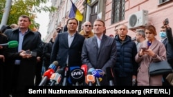 На запитання журналістів, чи готовий він до арешту, Віктор Медведчук попросив «не хвилюватися»