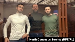 Кемал Тамбиев, Абубакар Ризванов и Абдулмумин Гаджиев в суде, архивное фото
