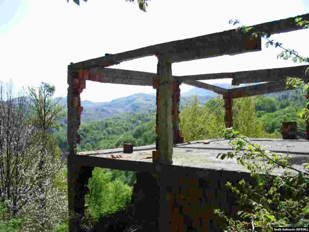 Kuća na području Opštine Srebrenica je tokom rata u BiH, devedesetih godina prošlog vijeka, zapaljena. Nakon rata uzet je upotrebljivi materijal za obnovu susjedne kuće.