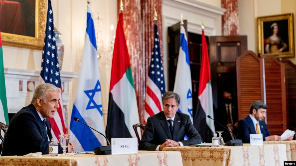 آنتونی بلینکن (وسط) وزیر خارجه آمریکا و یائیر لاپید، همتای اسرائیلی‌اش