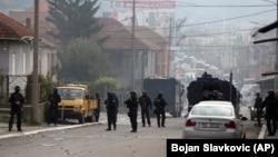 Poliția kosovară în orașul divizat Mitrovica, Kosovo, 13 octombrie 2021. 