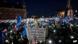 La căderea întunericului, miile de polonezi au pornit lanternele telefoanelor mobile semnalând în acest fel că vor să apere apartenența țării lor la Uniunea Europeană. Un gest familiar și multor români din perioada manifestanțiilor contra Ordonanței 13.