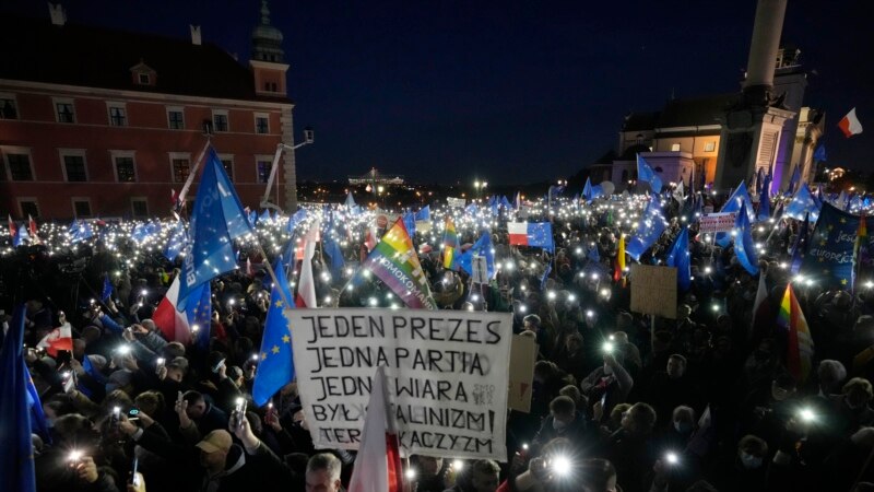Protesta masive në Poloni pas shqetësimeve për dalje nga BE-ja