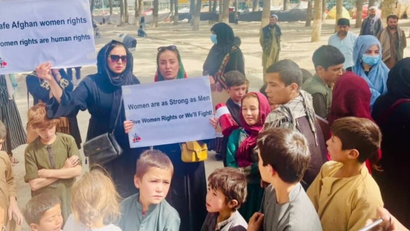 شعار امروز شماری از زنان در کابل: هیچ حکومتی نمی‌تواند حقوق ما را زیر پاکند