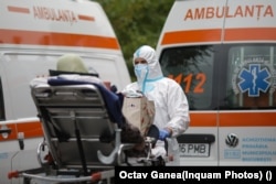 Vozila hitne pomoći čekaju ispred Univerzitetske bolnice u Bukureštu