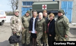 Лікарка Олена Бурлака з жінками-військовослужбовцями в зоні проведення операцій АТО/ООС 2018–2019 роки