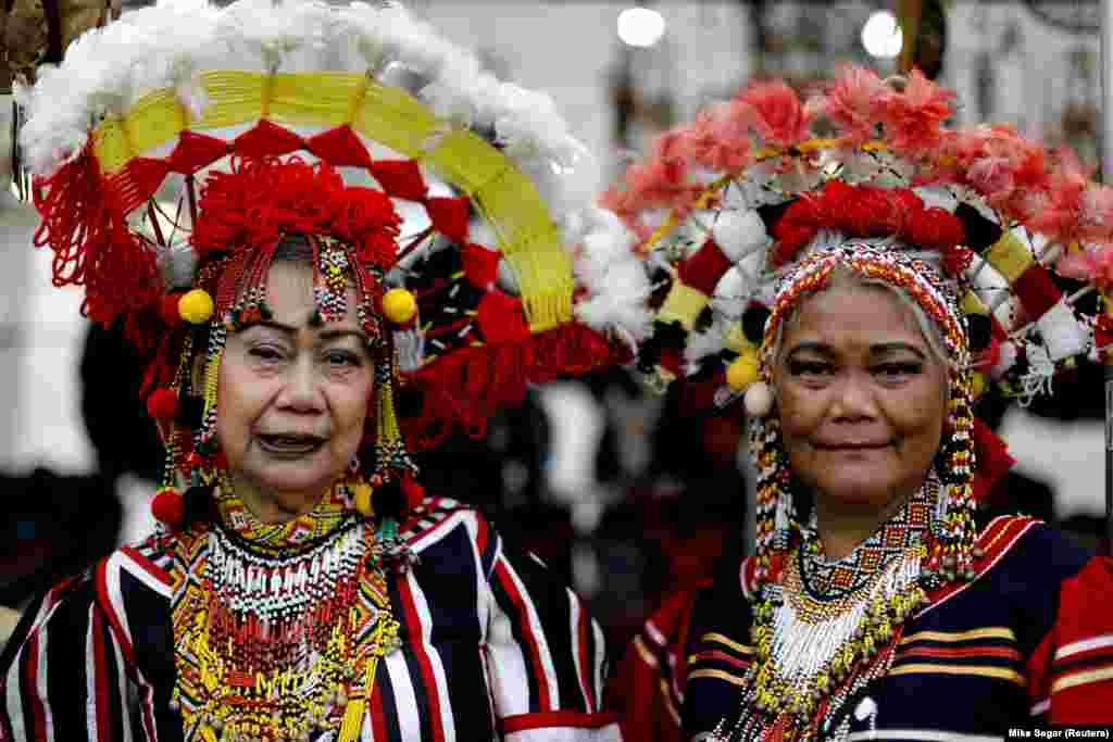 Fülöp-szigeteki, bukidnon népviseletbe öltözött asszonyok az őslakosok napján New Yorkban október 11-én