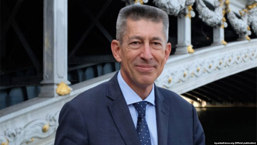 Nicolas de Bouillane de Lacoste, ambasadorul Franței la Minsk a fost expulzat pentru că a refuzat să-l recunoască pe autocratul Alexandr Lukașenko, președinte al țării
