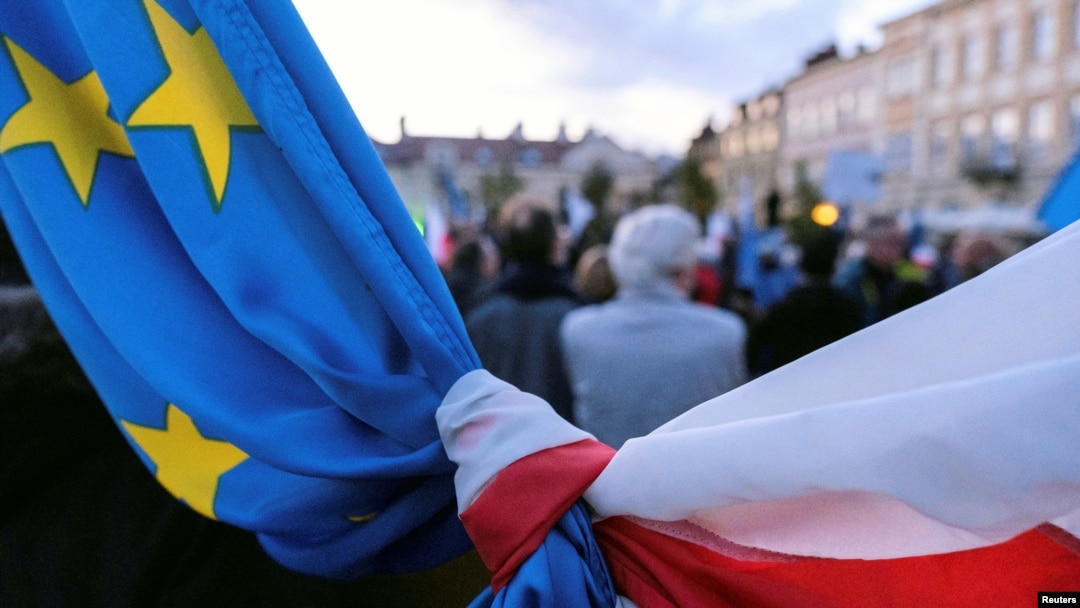 Steagul polonez, legat de cel al UE la unul dintre protestele pro-UE din perioada guvernării partidului „Lege și Justiție”.