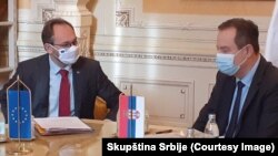 Šef Delegacije Evropske unije u Srbiji Emanuel Žofra (levo) sa predsednikom Skupštine Srbije Ivicom Dačićem (desno) na sastanku u Skupštini Srbije 13. oktobra 2021. godine.