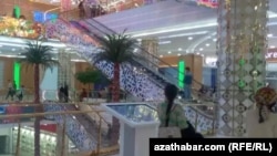 Aşgabatdaky söwda merkezleriniň biri (Illýustrasiýa suraty)