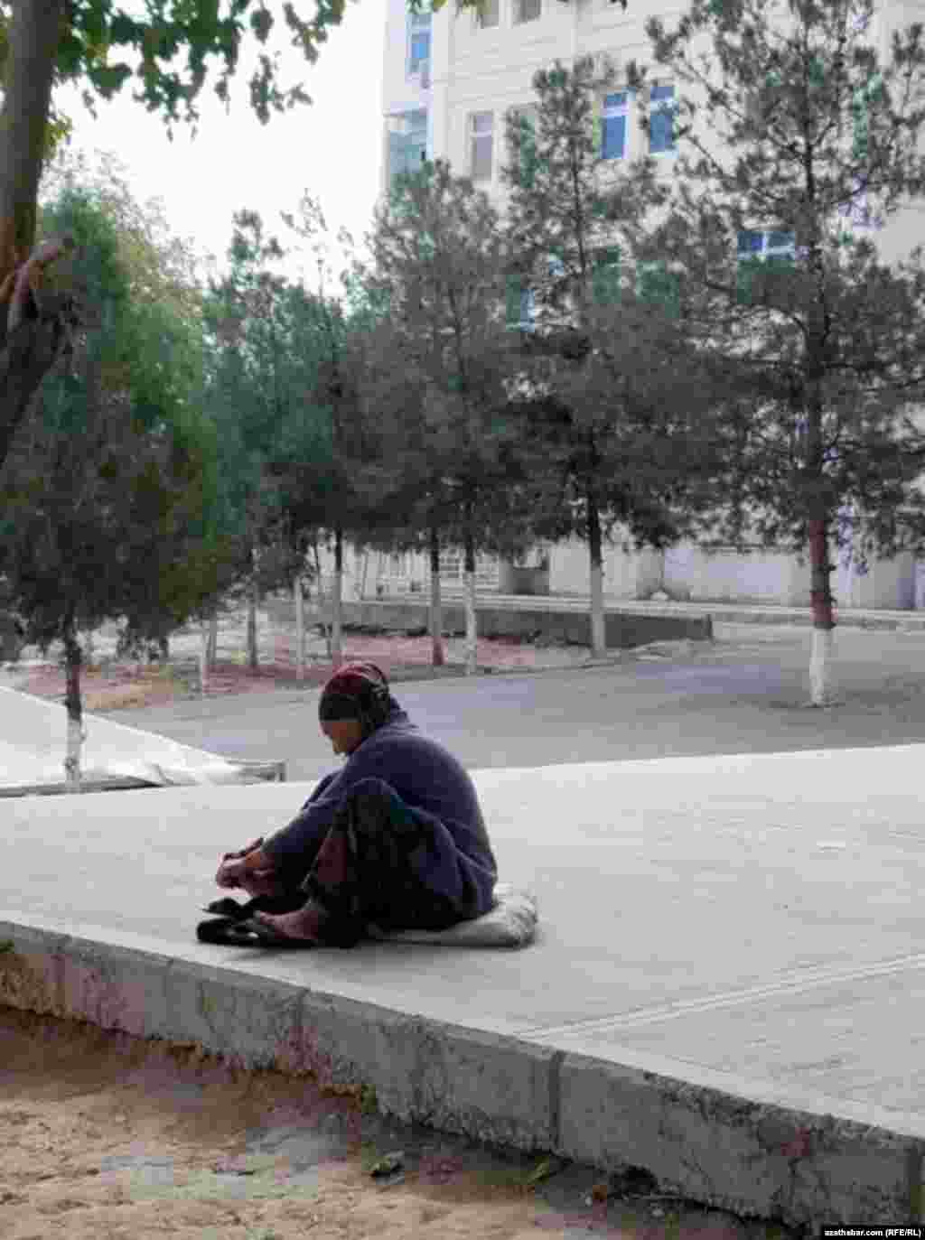 Köçede oturyp, dynç alýan aýal. Aşgabat, 2021.&nbsp;