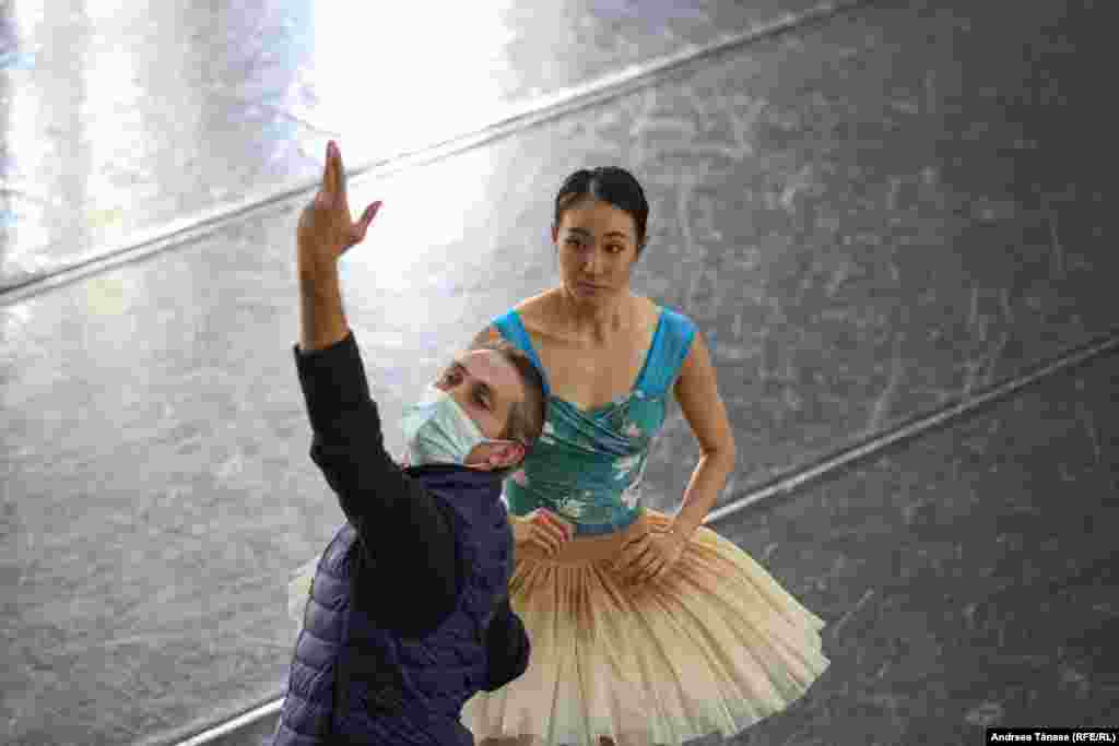 Rin Okuno primește indicații de la maestrul de balet Vlad Toader, în timpul repetițiilor pentru spectacolul &bdquo;Corsarul&rdquo;.