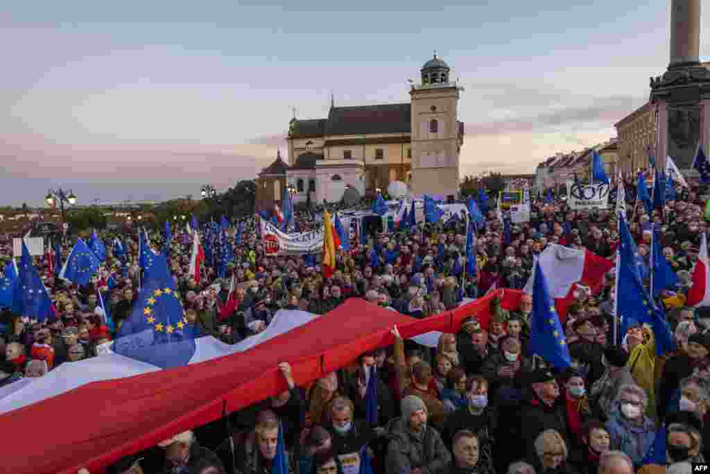 Десетки хиляди поляци протестират след решението на Конституционния трибунал на Полша, което предизвика напрежение между Брюксел и Варшава.