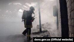 Рятувальник на місці пожежі, фото ілюстративне