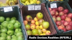 В основном, такие обычные для Украины фрукты и овощи в ОРДЛО завозят из России – поэтому стоят они там дороже, чем на свободной части Украины