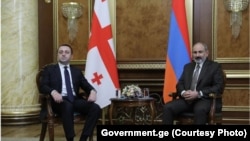 ფოტო არქივიდან: (მარცხნიდან) საქართველოს პრემიერ-მინისტრი ირაკლი ღარიბაშვილი და სომხეთის პრემიერ-მინისტრი ნიკოლ ფაშინიანი