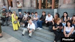 Armenia - Refugees from Nagorno-Karabakh protest outside the main government builing in Yerevan, September 9, 2021.