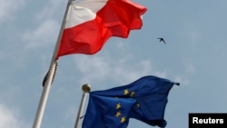 Флаг Польши (справа) и флаг Европейского союза (слева)