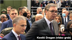 Nebojša Stefanović (levo), ministar odbrane i Aleksandar Vučić (desno), predsednik Srbije. Jedan od njihovih poslednjih javnih susreta na sajmu oružja u Beogradu 12. oktobra 2021.