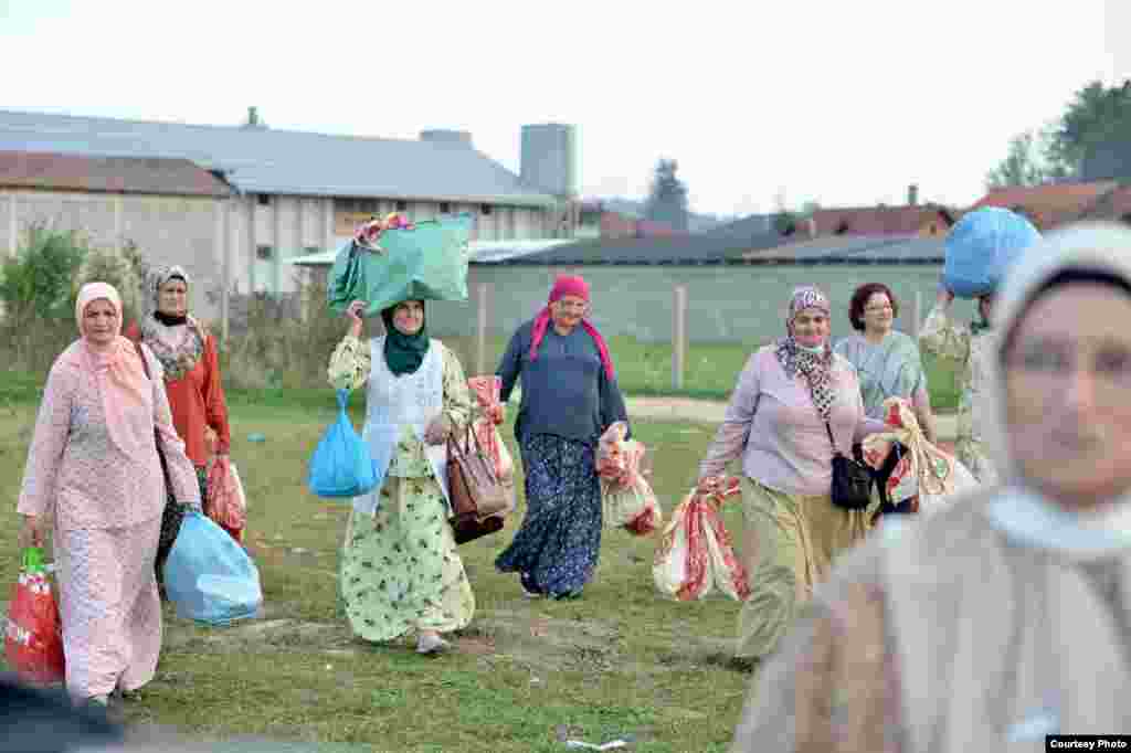 Članice Udruženja žena &bdquo;Izvor&ldquo; iz Bužima, gradića u blizini Velike Kladuše, pripremile su oko 300 obroka koje su donijele migrantima u naselju Polje.