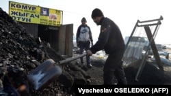Мужчины продают уголь на окраине кыргызской столицы Бишкека