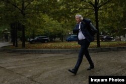 Premierul desemnat Dacian Cioloș, înainte de întâlnirea cu liderii PNL, UDMR și al minorităților naționale, de la sediul PNL