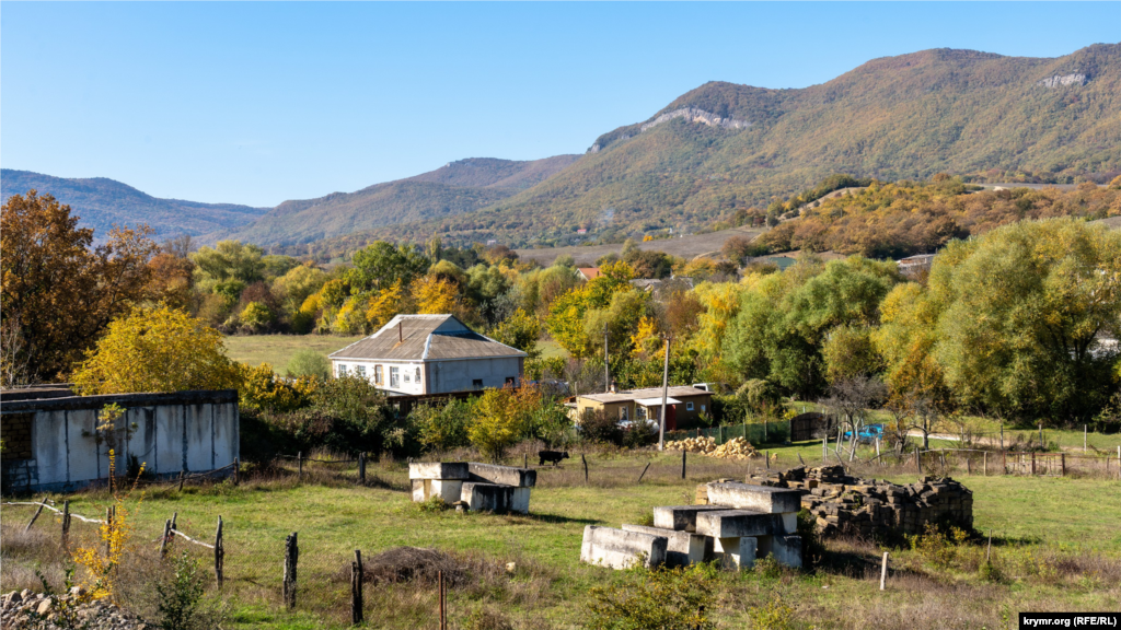 Вид на село Новополье с юго-восточных склонов Крымских гор