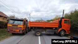 Kamionë të vendosur në magjistralen Prishtinë-Rashkë. 