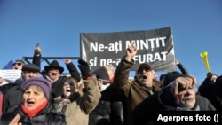 În ianuarie 2012, aproximativ 300 de persoane protestează în fața Teatrului Național, cerând demisia Guvernului, a președintelui Traian Băsescu, precum și alegeri anticipate, în sprijinul fostului subsecretar de stat Raed Arafat.