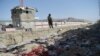Talibanski borac čuva stražu na mestu dva samoubilačka bombaška napada 26. avgusta u kojima je ubijeno mnogo ljudi na aerodromu u Kabulu 2021.