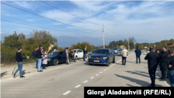 У въездов во все крупные города сторонников Михаила Саакашвили ожидали активисты правящей «Грузинской мечты» с вениками и костылями