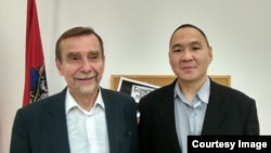 Руководитель правозащитной организации "Якутия – Наше мнение" Степан Петров (справа)