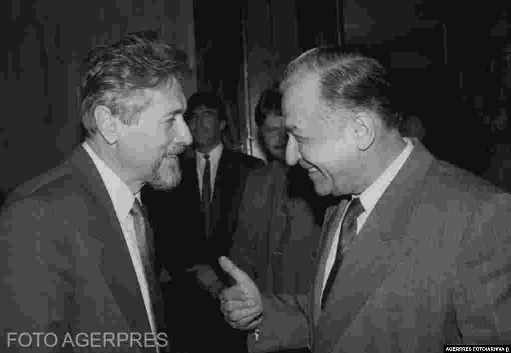 Pentru un al doilea mandat, Ion Iliescu a fost ales președinte în noiembrie 1992, obținând în turul doi 61,43% din voturi, surclasându-l pe candidatul opoziției, Emil Constantinescu, din partea Convenției Democrate Române (CDR).