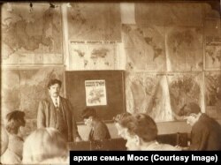 Аркадий Антонович Смолич преподает географию в Ишимском животноводческом техникуме (в ссылке), 1935 г.