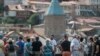 უცხოელი ტურისტები ძველ თბილისში
