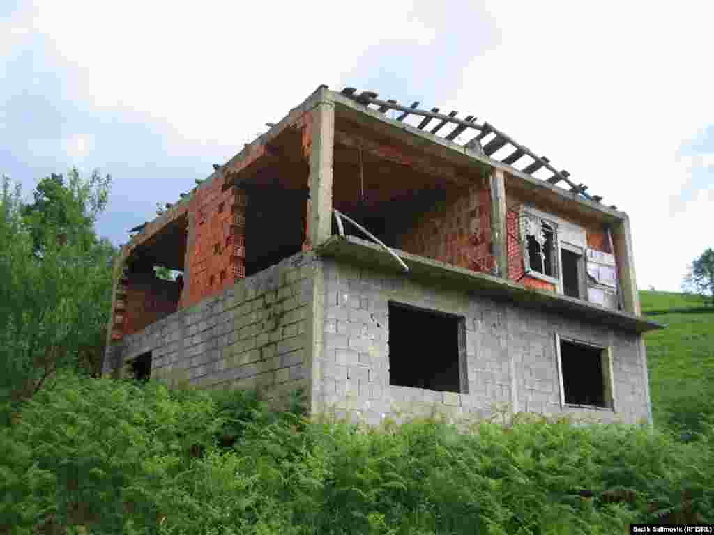 Neke kuće su manje oštećene u ratu, ali nisu uslovne za stanovanje bez obnove.