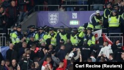 Kiemelnek egy magyar szurkolót a londoni rendőrök az Anglia–Magyaroroszág világbajnoki selejtezőn 2021. október 12-én