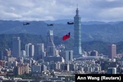 Прапор Тайваню несе вертоліт під час репетиції святкування Національного дня в Тайбеї, Тайвань, 7 жовтня 2021 року