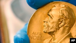 Medalja që vjen me Çmimin Nobel.