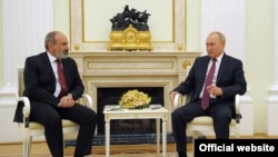 Президент РФ Владимир Путин (справа) и премьер-министр Армении Никол Пашинян 