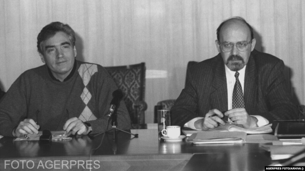 Petre Roman și Markó Béla în 1996, la negocierile guvernului Ciorbea pentru funcțiile politice din teritoriu. Markó Béla a fost președinte al UDMR din 1993 până în 2011. Kelemen Hunor, a fost ales președinte al Uniunii în 2011 și reales în 2015.